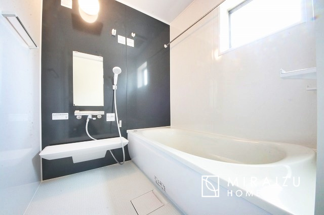 【浴室】 | 清潔感のあるホテルのような広い浴室が自慢です。疲れた日にはお湯をためてリラックスタイムを楽しみたいですね、今はスマホも防水の時代です、半身浴をしながら動画視聴、漫画視聴、楽しく過ごしたいですね^^