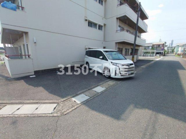 友厚ビルの駐車場