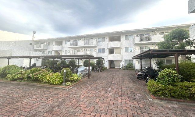 緑の街四号棟 の駐輪場|屋根付きの駐輪スペースを完備♪