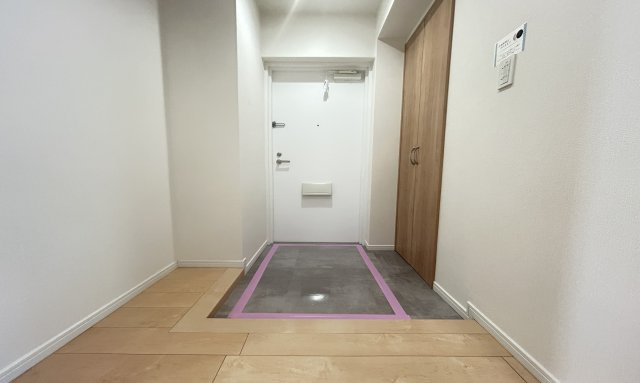 緑の街四号棟 の玄関|明るい玄関が家路からの「ただいま」の安心感を実感させてくれそうですね。