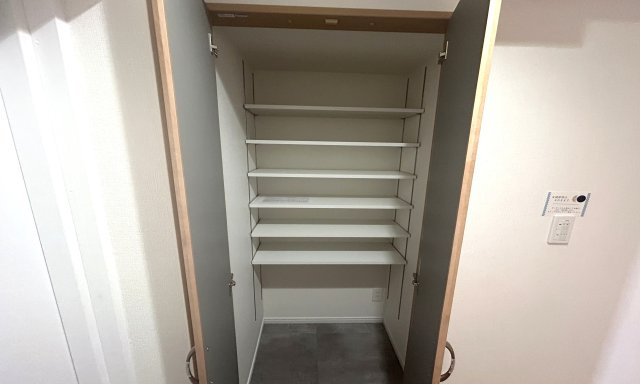 緑の街四号棟 の玄関|SICがあるので、収納もたっぷりあるので、靴がたくさんあっても安心！
靴以外にも色々収納できそうです。