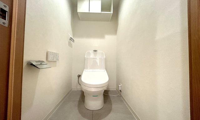 緑の街四号棟 のトイレ|ウォシュレット内蔵の最新トイレ設備です♪トイレ上部にはあると便利な吊戸棚を設置♪