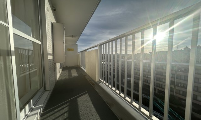 緑の街四号棟 のバルコニー|開放的なバルコニーは見晴らしもよく、太陽の温かな温もりをめいっぱい受け止めてくれます。太陽の光と爽やかな風を受けたお洗濯物は太陽の匂いを感じられそうですね。