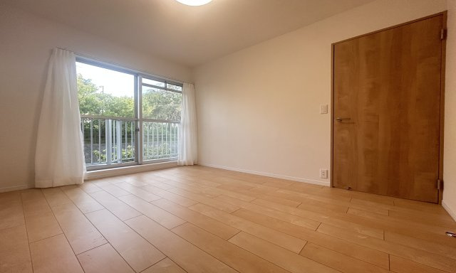 緑の街四号棟 の洋室|南東向きの大きな窓からたっぷりの日差しが降り注ぐ明るい室内です。気持ちの良い朝日を受けて、目覚めの良い健康的な朝を迎えられそうです。