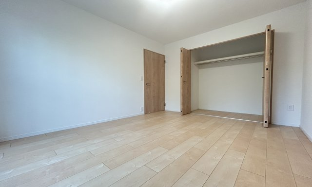 緑の街四号棟 の洋室|ワイドな収納つきの居室です