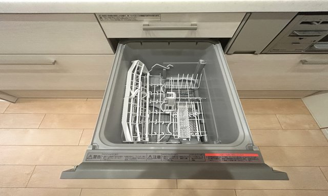 緑の街四号棟 のキッチン|実は後から付けようとすると大変な設備のひとつです♪暖房乾燥機付きの為、冬も快適。衣類の乾燥は勿論、入浴後もカラッと乾燥しカビの発生を抑えます♪