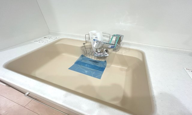 緑の街四号棟 のキッチン|ワークトップと同じ材質なので一体感があるデザインとお手入れにしやすさが魅力的なキッチンシンクです♪