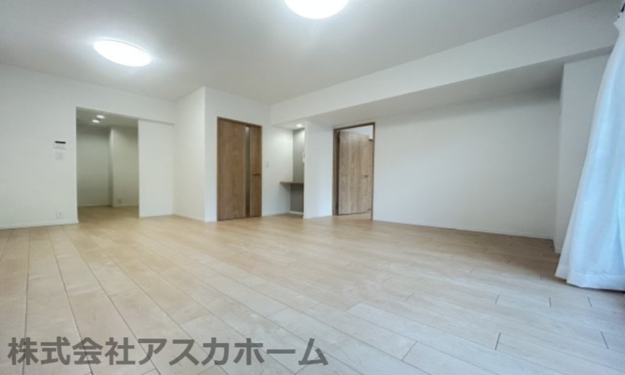 緑の街四号棟 の居間・リビング|ここにはみんなが集い、食事と楽しい会話が始まる。話に夢中になりすぎて、ついつい時を忘れてしまう。そんな束の間の幸せを感じさせてくれる場所。