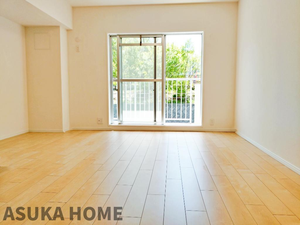 緑の街四号棟 の居間・リビング|リビングから公園の木々が望めるので、自然を感じながらほっと一息つけそうです。