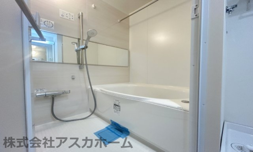 緑の街四号棟 の浴室|ゆったり足が伸ばせるので、毎日の疲れを癒すバスタイムを実現。ご家族みんなでも入れますね♪浴室換気乾燥暖房機付きで浴室内干しも可能！