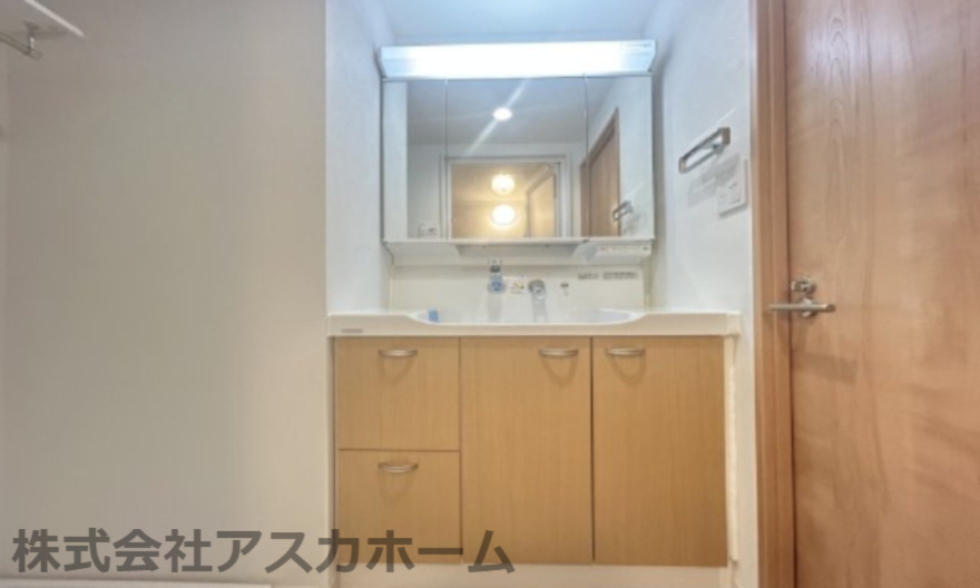 緑の街四号棟 の独立洗面台|一日の始まりの朝、歯磨きをしたりメイクや髪をセットしたり・・・使いやすさが考えられた3面鏡です♪シャワー付水栓で洗面台でのシャンプーや毎日の掃除に大変便利ですね♪