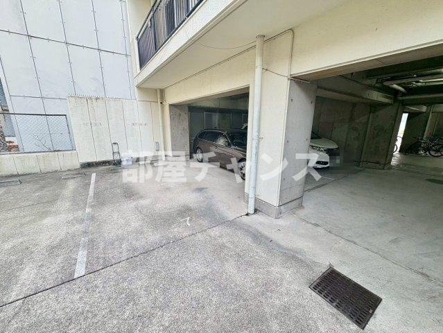 ニッシンセントラルレジデンスの駐車場