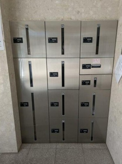 【その他共用部分】 | 不在時にも安心の宅配ボックスもあります。