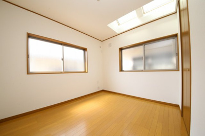 【洋室】 | 久喜市本町二丁目中古戸建 | 明るい天井採光！