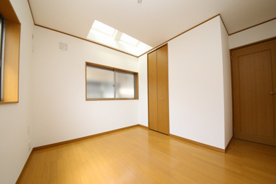 【洋室】 | 久喜市本町二丁目中古戸建 | 明るい天井採光！