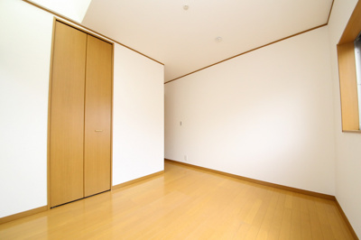 【洋室】 | 久喜市本町二丁目中古戸建 | 明るい天井採光！