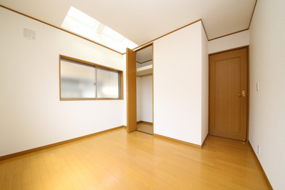 【洋室】 | 久喜市本町二丁目中古戸建 | 明るい天井採光！