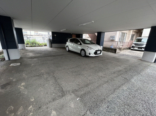 ウガワビルの駐車場