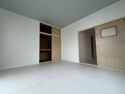 ウガワビルの洋室