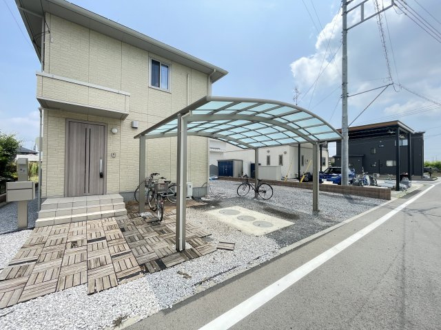 中古戸建・築浅　太田市台之郷町　大和ハウス工業施工の駐車場|カーポート付きなので大切な車を雨や日差しから守れます！