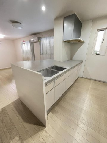 中古戸建・築浅　太田市台之郷町　大和ハウス工業施工のキッチン|対面キッチンなのでリビングにいるご家族と会話を楽しみながら調理や片付けができますね♪