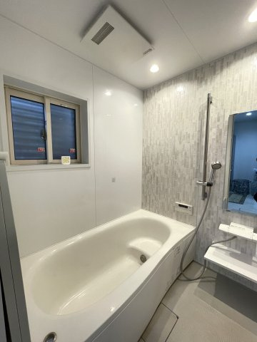 中古戸建・築浅　太田市台之郷町　大和ハウス工業施工の浴室|ホワイトカラーの同系色でまとめられた清潔感のある浴室はベンチ式バスタブで半身浴も楽しめます！