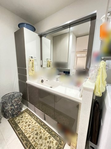 中古戸建・築浅　太田市台之郷町　大和ハウス工業施工の独立洗面台|大きな鏡付きの洗面台は朝のメイクアップやシェービングもばっちり♪収納充実の洗面室です！