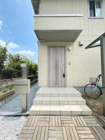 中古戸建・築浅　太田市台之郷町　大和ハウス工業施工の玄関|玄関屋根付きで雨などの影響を少なくドアの開閉ができます！