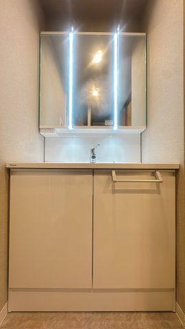 【独立洗面台】 | アイランドタワースカイクラブC棟☆仲介手数料無料☆ | 清潔感のある三面鏡付きの洗面台。身支度がスムーズに捗るゆとりのある広さです。
