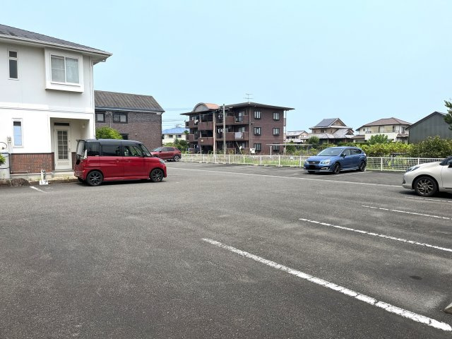 テンダーパレスの駐車場