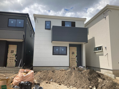 【外観】 | 豊川市大堀町 新築一戸建て 2号棟 | 現在建築中の外観画像です。ご内覧は同じメーカーの完成物件へご案内いたしますので、いつでもご相談ください！