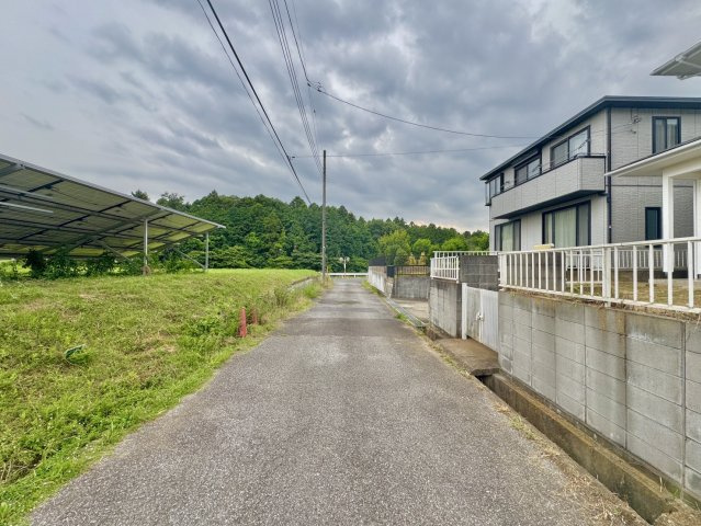 つくば市洞下中古戸建の前面道路含む現地写真