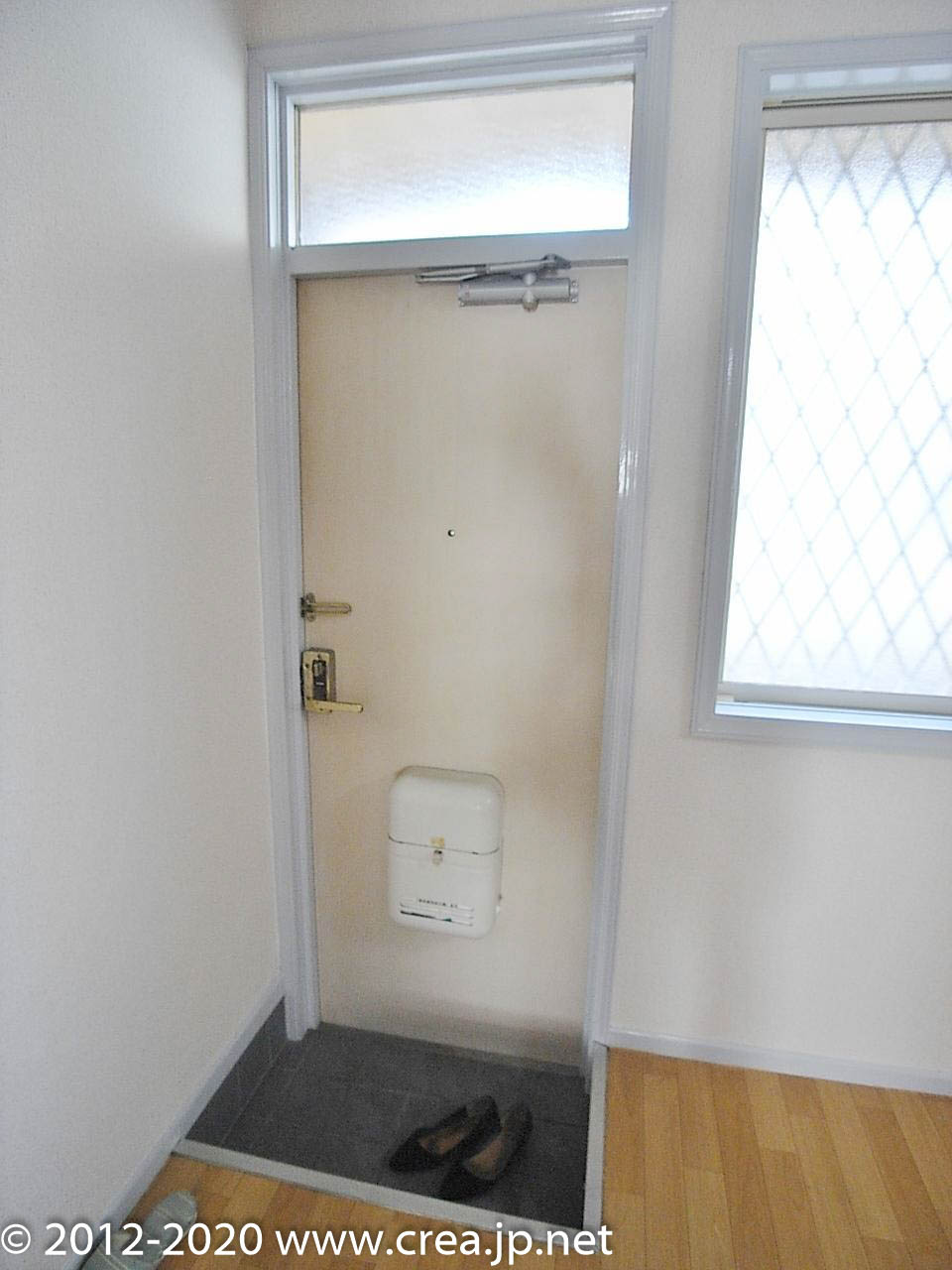 ロイヤルハイツD棟のエントランス