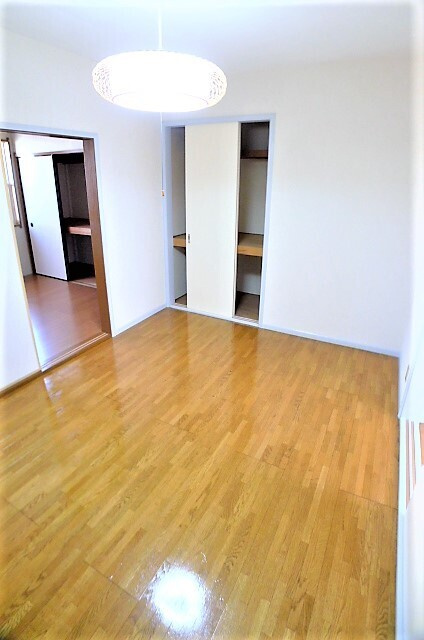 ロイヤルハイツD棟の居間・リビング