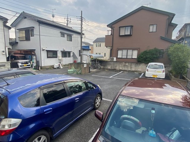 レオパレスチェロキーチーフの駐車場