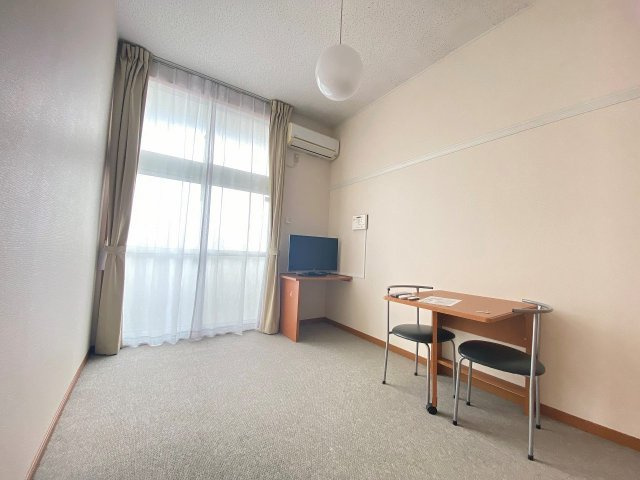 レオパレス中宗岡の洋室|落ち着いた色調の洋室です