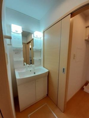 【独立洗面台】 | コンフォートテラス | 独立洗面台、小物を置くことができて便利です
