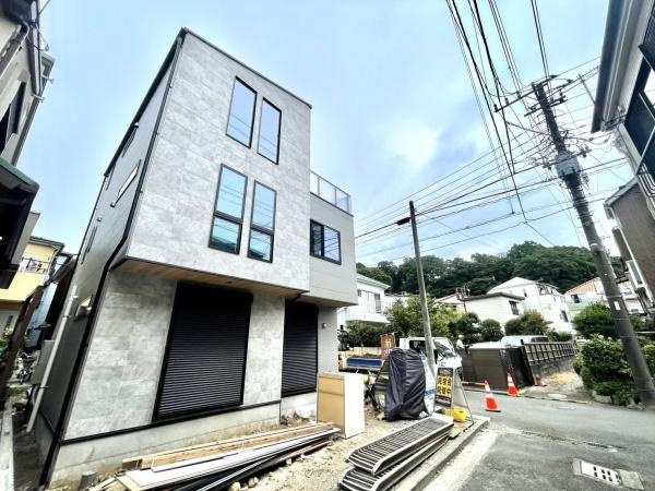 横浜市中区北方町１丁目の新築一戸建の外観|堂々と完成しました！いつでもご案内可能です！
お車でご自宅まで送迎承ります。