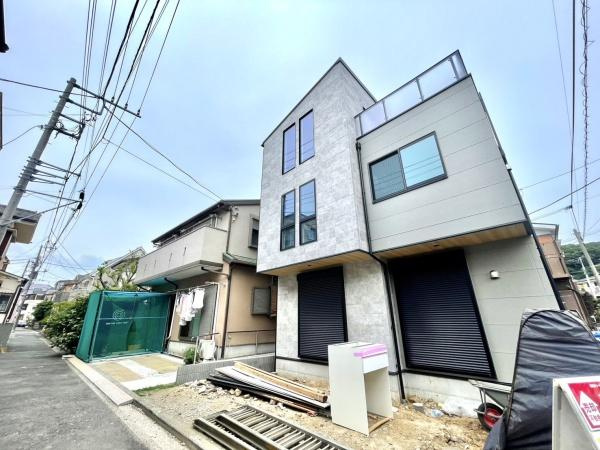 横浜市中区北方町１丁目の新築一戸建の前面道路含む現地写真|車通りが少ない為、小さなお子様にも安心です。
是非一度、現地へ起こしください。

