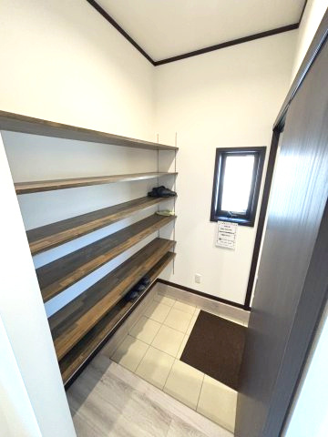 アースタウン松前中央　新築中古戸建　13号棟(残り4区画)の玄関