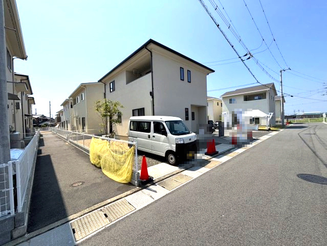 アースタウン松前中央　新築中古戸建　13号棟(残り4区画)の前面道路含む現地写真