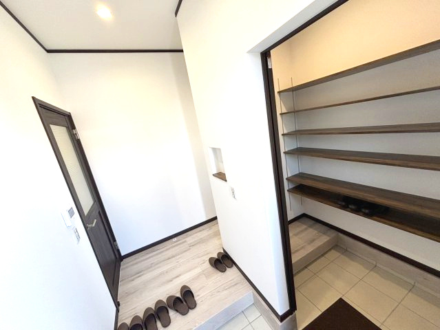 アースタウン松前中央　新築中古戸建　13号棟(残り4区画)の玄関