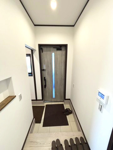 アースタウン松前中央　新築中古戸建　13号棟(残り4区画)の玄関