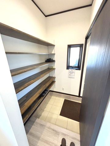 アースタウン松前中央　新築中古戸建　13号棟(残り4区画)の玄関