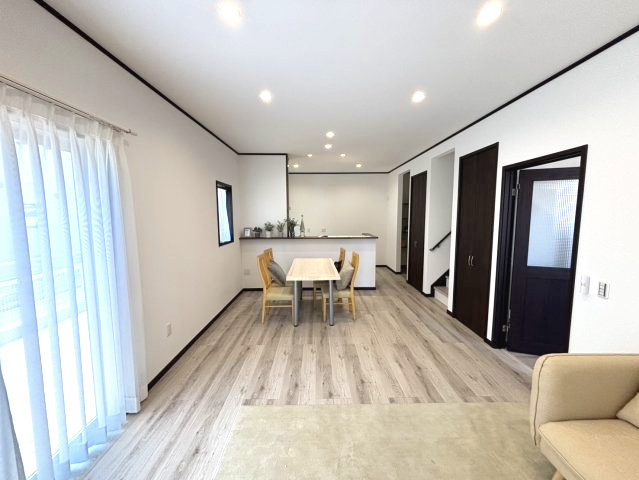 アースタウン松前中央　新築中古戸建　13号棟(残り4区画)の居間・リビング