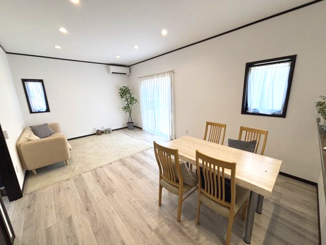 アースタウン松前中央　新築中古戸建　13号棟(残り4区画)の居間・リビング