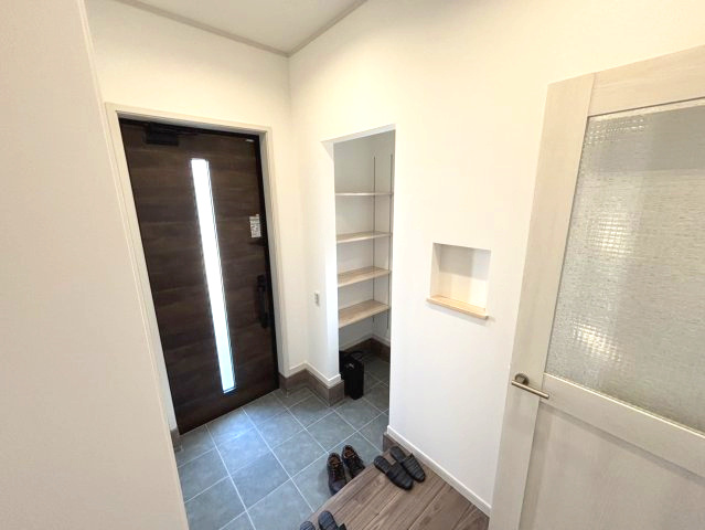 アースタウン松前中央　新築中古戸建　17号棟(残り4区画)の玄関|ゆったりとした玄関です