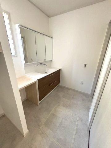 アースタウン松前中央　新築中古戸建　17号棟(残り4区画)の独立洗面台|朝の支度にも助かる、独立の洗髪洗面化粧台