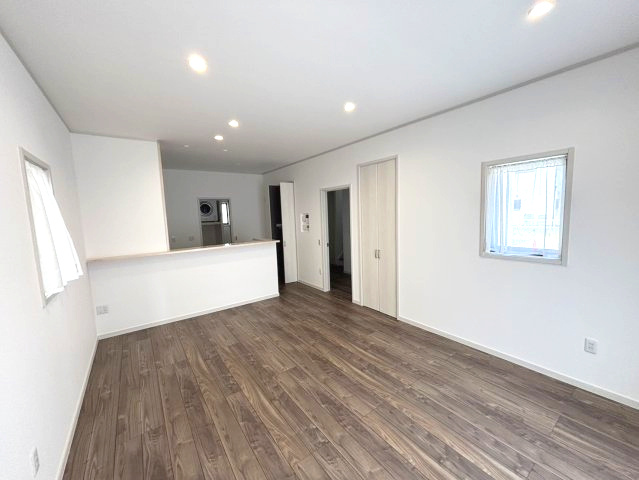 アースタウン松前中央　新築中古戸建　17号棟(残り4区画)の居間・リビング|使いやすいリビングです