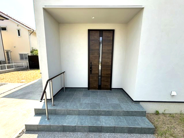 アースタウン松前中央　新築中古戸建　17号棟(残り4区画)の玄関|落ち着いた玄関です